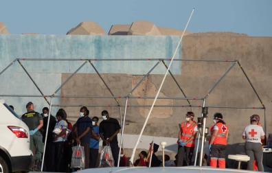 Rescatan una patera con 55 migrantes a bordo a una milla de Gran Tarajal