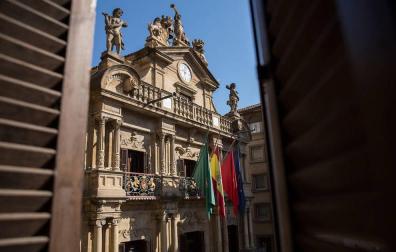 Las banderas de Pamplona, a media asta por las víctimas del coronavirus