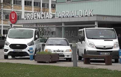 Vehículos de emergencias en el exterior del CHN.