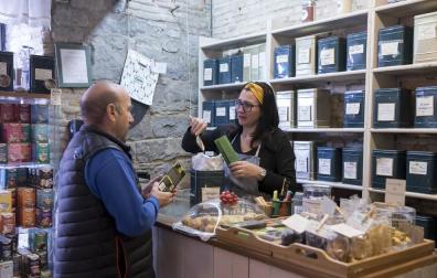 Interior de un comercio de té y otras infusiones.