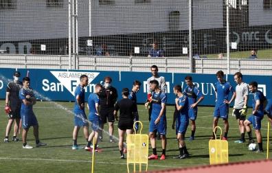 Arrasate, con el segundo grupo de trabajo de la mañana. Al fondo, en el otro campo, está el primero tras su entrenamiento.