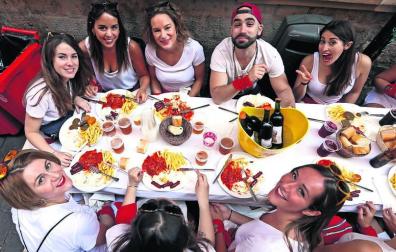 Uno de los almuerzos típicos de San Fermín, este en la calle San Nicolás poco antes del cohete.
