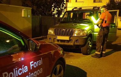 Se da la fuga, abandona el vehículo y se deja el móvil dentro en Cintruénigo