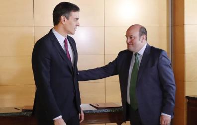 El presidente del Gobierno en funciones, Pedro Sánchez, y el presidente del PNV, Andoni Ortuzar, durante la firma del acuerdo por el que los nacionalistas vascos votarán a favor de la investidura de Sánchez, este lunes en el Congreso.