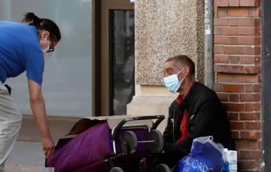 Una persona sin recursos, en una calle de Valencia.