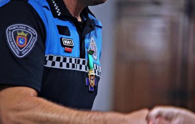 Un agente de policía municipal de Pamplona con una insignia de la ciudad.