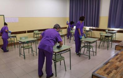 El equipo de limpieza del Instituto Plaza de la Cruz de Pamplona se afana en la desinfección de los espacios que van a abrirse a los alumnos. En las aulas se han distanciado las mesas reduciendo el aforo a 15 estudiantes y cada pupitre se higienizará después de cada uso.
