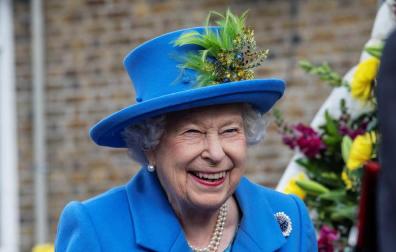 Isabel II busca un asistente competente