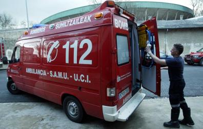 Dos heridos tras chocar una ambulancia y un coche en Pamplona