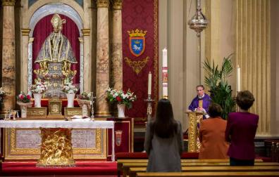 La misa de la escalera dice 'gracias' en el sexto peldaño