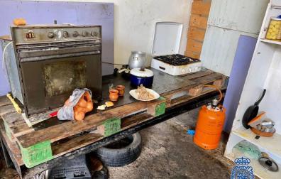 Condiciones de la cocina que estaba habilitada en la nave.
