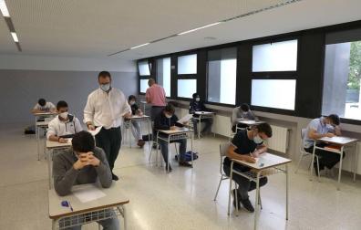 Alumnos de Miravalles-El Redín, este lunes en un ensayo de la EvAU. El colegio reabrió sus puertas.