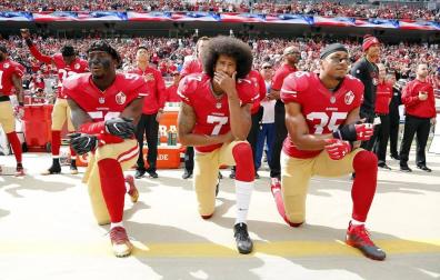 El jugador de fútbol americano Colin Kaepernick fue el pionero, en 2016, al arrodillarse durante la interpretación del himno estadounidense antes de los partidos.