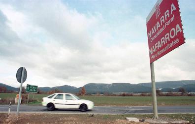 Todos los carteles viarios de entrada en Navarra se rotularán en castellano y euskera