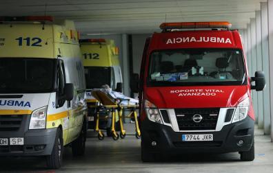 Una paciente, entre dos ambulancias, en el exterior del CHN.