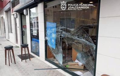 Un coche se empotra contra el escaparate de una cafetería en Pamplona