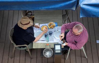 Una pareja come en la Barceloneta.