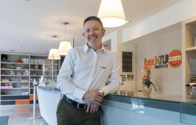 Fran Comín, en el hotel Bed4U de Tudela, que ha colocado en recepción una cámara de detección térmica.