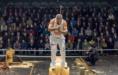 Donato Larretxea, en acción en uno de los últimos campeonatos navarros de aizkora celebrados en Santesteban.