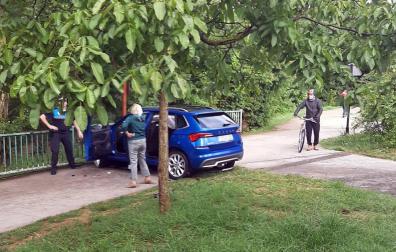 Un coche se sale de la vía y cae al Paseo del Arga en Burlada