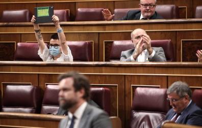 La diputada de ERC La diputada de ERC, Maria Carvalho Dantas, levanta un cartel durante una intervención de VOX en el debate de la conocida como 'Tasa Tobin'.