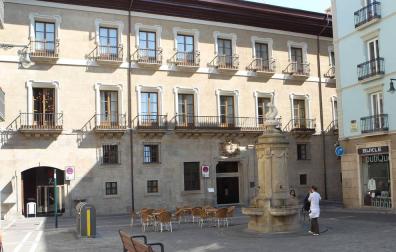 Fachada del Hotel Palacio de Guenduláin, en la calle Zapatería de Pamplona, frente a la Plaza del Consejo.