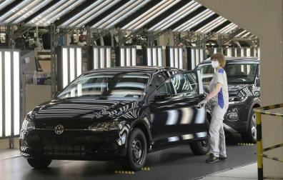 Primer día de trabajo en la cadena de Volkswagen tras el parón provocado por la pandemia.
