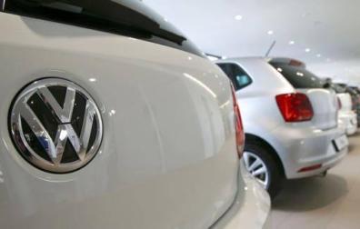 Varios Golf en un concesionario de Volkswagen.