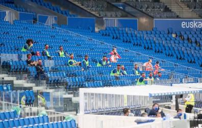 Los suplentes de Osasuna, en la grada del Reale Arena. En el banquillo solo estuvo Arrasate, Alkiza y el persoanl médico.