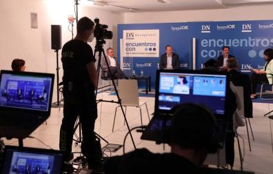 El foro fue retransmitido en directo vía streaming. Los ponentes, al fondo, separados por mamparas junto a Belén Galindo, responsable de comunicaciónde La Información.