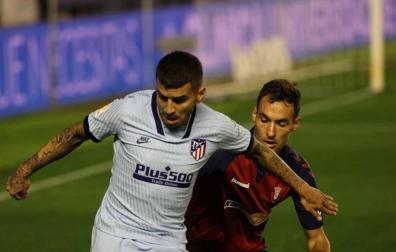 Correa y Unai García, en el partido Osasuna-Atlético.