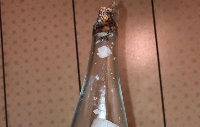 Fotografía botella con mensaje de hace 25 años.