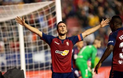 Osasuna remonta al Valencia e iguala su récord de imbatibilidad en El Sadar
