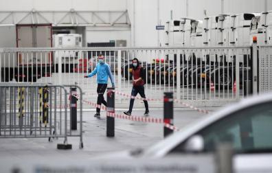 Trabajadores del matadero del grupo Toennies en Alemania en el que se ha producido un brote de Covid-19