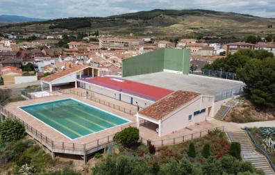 Panorámica de Fitero, con el complejo de piscinas en primer término, que permanecerán cerradas este verano.