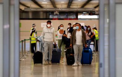 Los aeropuertos españoles comienzan a recibir a los primeros visitantes