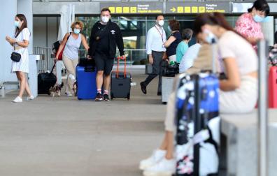 Llegada de turistas al aeropuerto de Málaga.