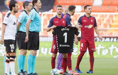 Oier saltó al terreno de juego con una camiseta de portero con el dorsal 1 y el nombre de Juan Carlos Unzué.