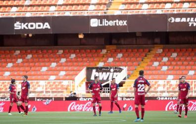 Los jugadores de Osasuna, cabizbajos, se lamentan en Mestalla después de uno de los goles encajados.