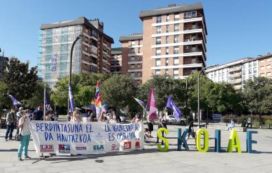 Sindicatos se concentran para denunciar la "caza de brujas" contra Skolae
