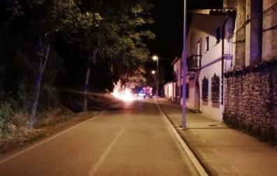 Arden cinco contenedores esta noche en la Txantrea