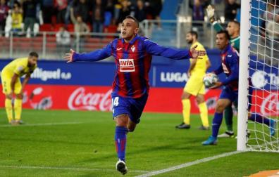 Fabián Orellana celebra un gol con el Eibar.