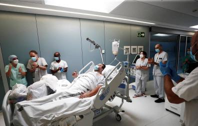 Pasa a planta un paciente de 37 años que ha estado 96 días en la UCI del CHN