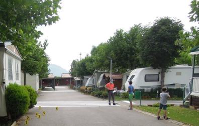 Un agente de la Policía Foral, en el lugar donde cayó la niña.
