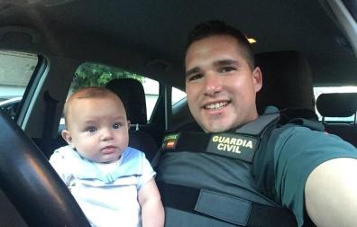 El agente Christian Ríos, junto a Izan, el bebé que salvó.