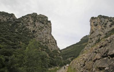Reclaman iluminar un túnel de la antigua carretera de Dos Hermanas