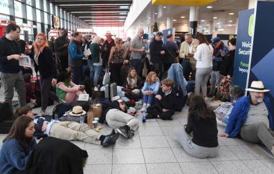 Se reanudan algunos vuelos en Gatwick tras el caos provocado por unos drones