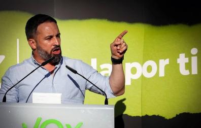 El presidente de Vox, Santiago Abascal, ha anunciado que denunciará al lehendakari, Iñigo Urkullu, por "delito electoral" en un mitin en Irún que se ha celebrado en un clima tenso, plagado de insultos y gritos pese a un fuerte dispositivo policial que ha evitado que los manifestantes accedan al lugar donde se ha realizado.