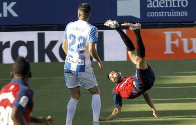 Enric Gallego, tras rematar de chilena en la jugada del primer gol del partido.
