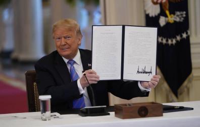 Trump aprueba una orden que castiga la destrucción de estatuas con hasta 10 años de cárcel